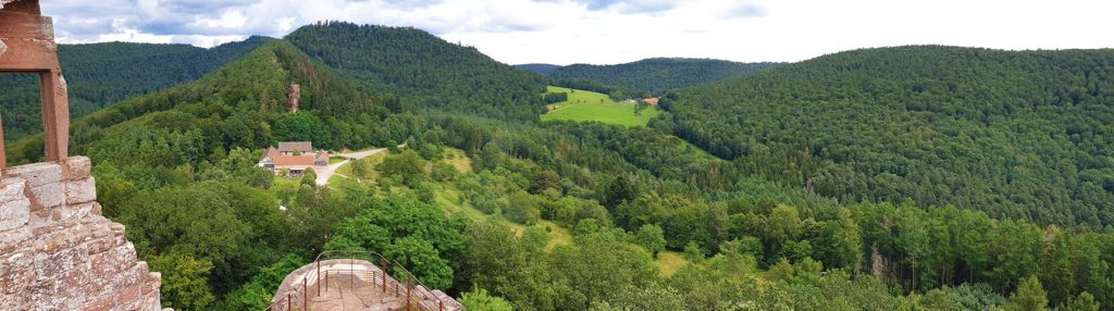 Panoramablick von Burg Fleckenstein auf den Regionalpark Nordvogesen im Elsass, Frankreich