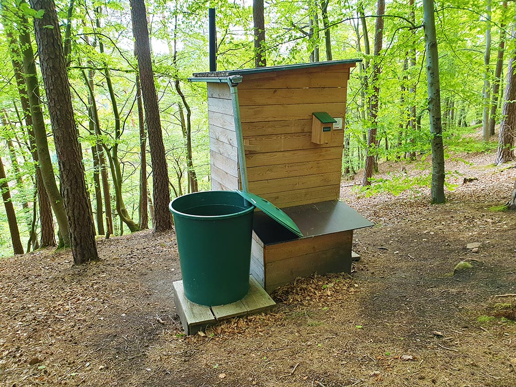 Komposttoilette auf dem Trekkingplatz 5 bei Eußerthal im Pfälzerwald
