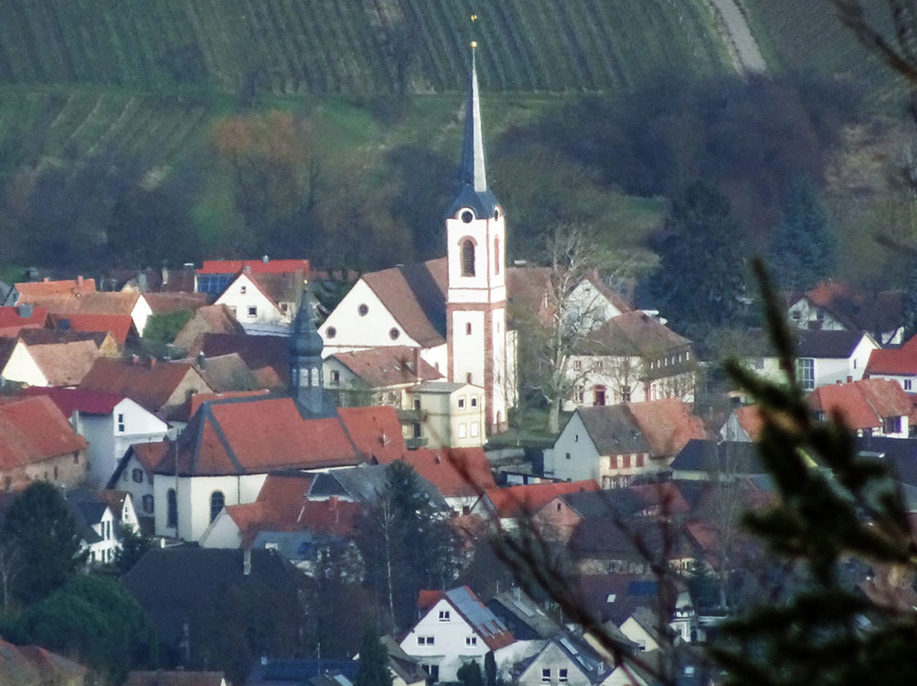 Katholische Kirche St. Laurentius und evangelische Kirche in Göcklingen in der Pfalz