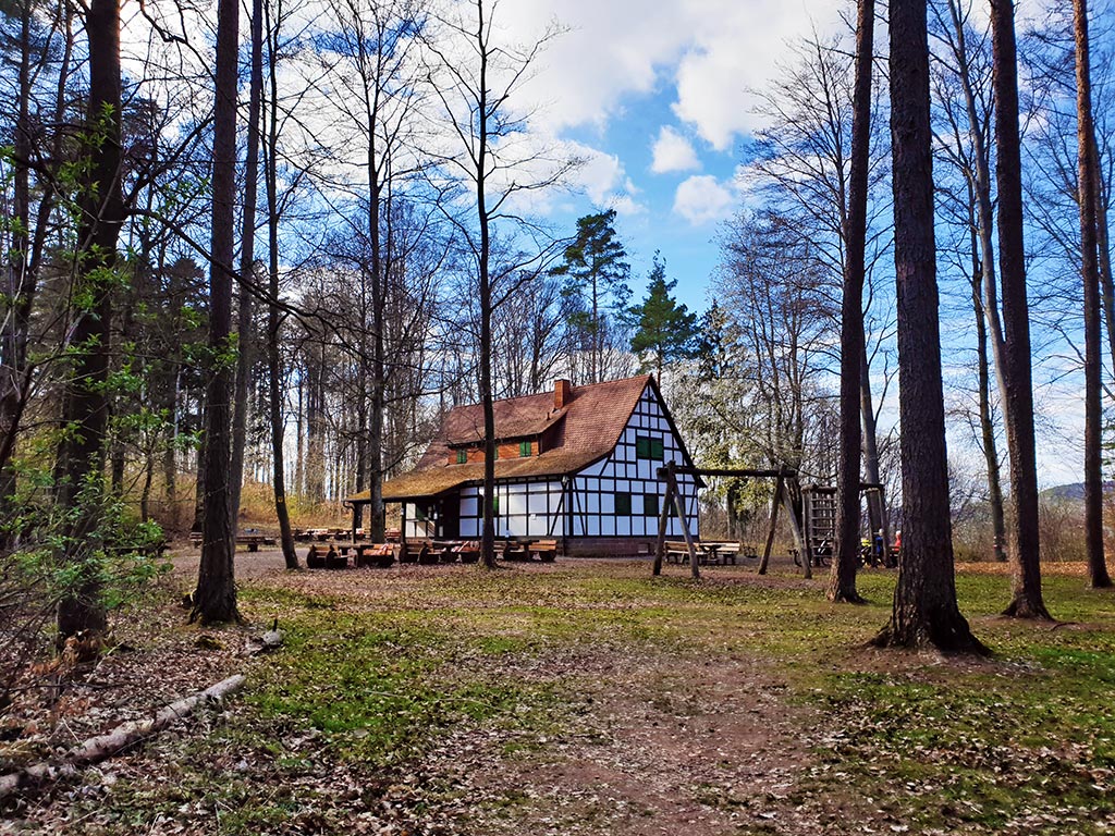 Klettererhütte am Asselstein bei Annweiler am Trifels im Pfälzerwald