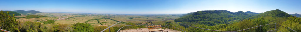 Panorama Burg Neukastel über Leinsweiler in der Pfalz