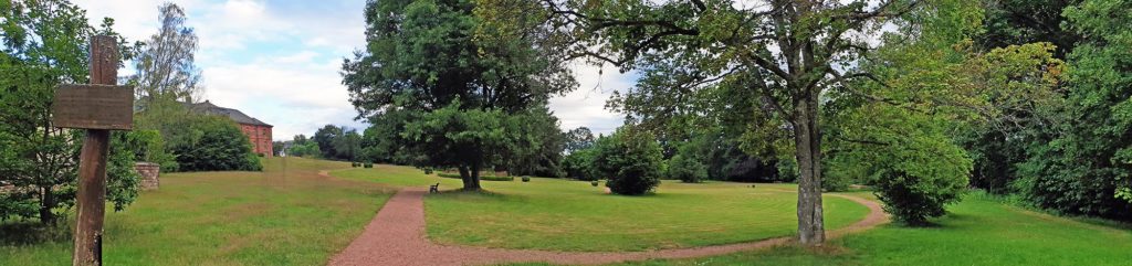 Der Schlossgarten des Barockschlosses in Trippstadt in der Pfalz