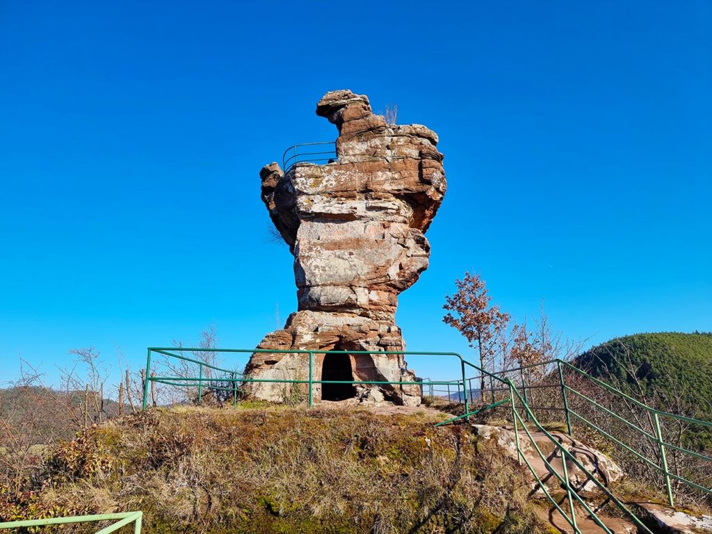 Bergfried Burgruine Drachenfels bei Busenberg im Pfälzerwald