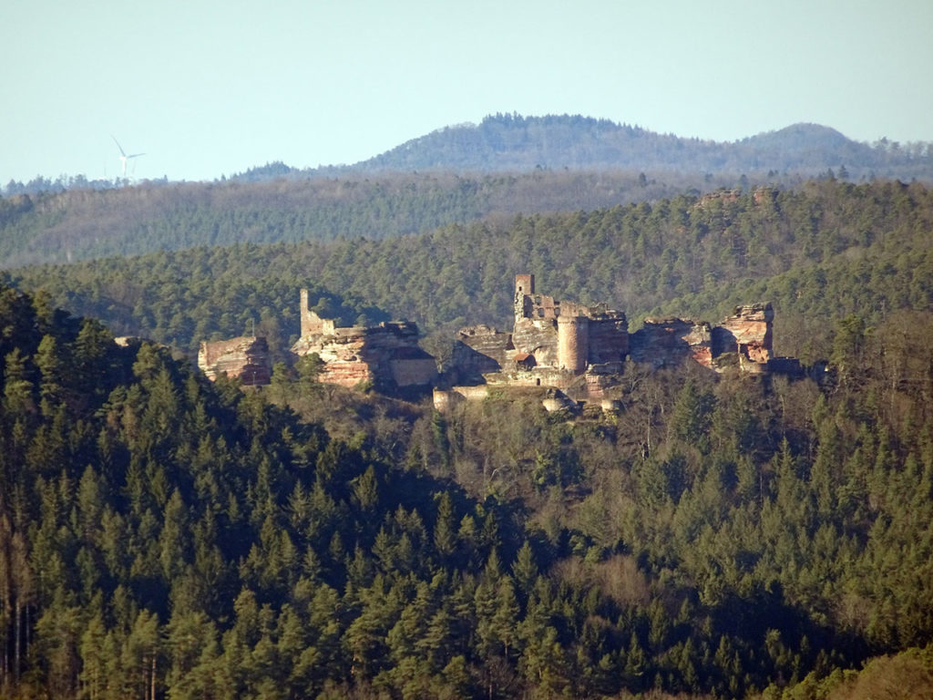 Die Dahner Burgengruppe Altdahn, Grafendahn und Tanstein von Burgruine Drachenfels bei Busenberg in der Pfalz