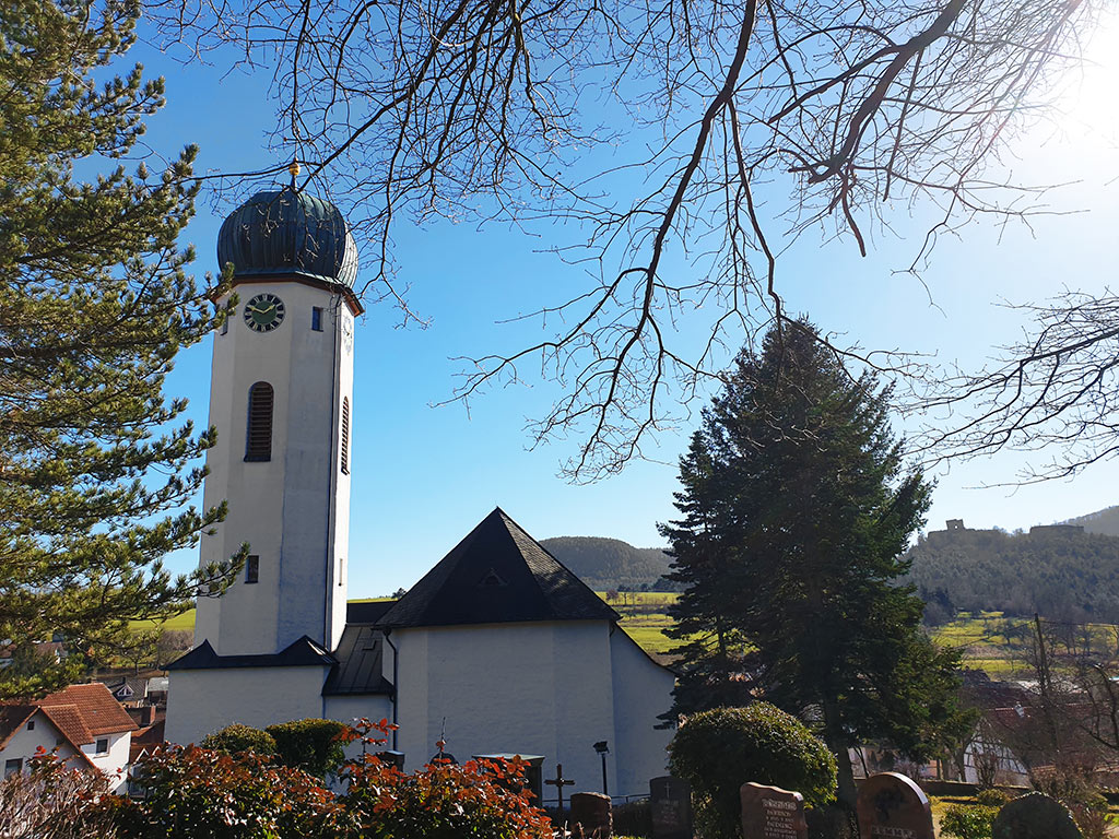 Die katholische Kirche St. Jakobus in Busenberg in der Pfalz