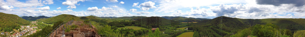 Panorama Burgruine Falkenburg über Wilgartswiesen im Pfälzerwald