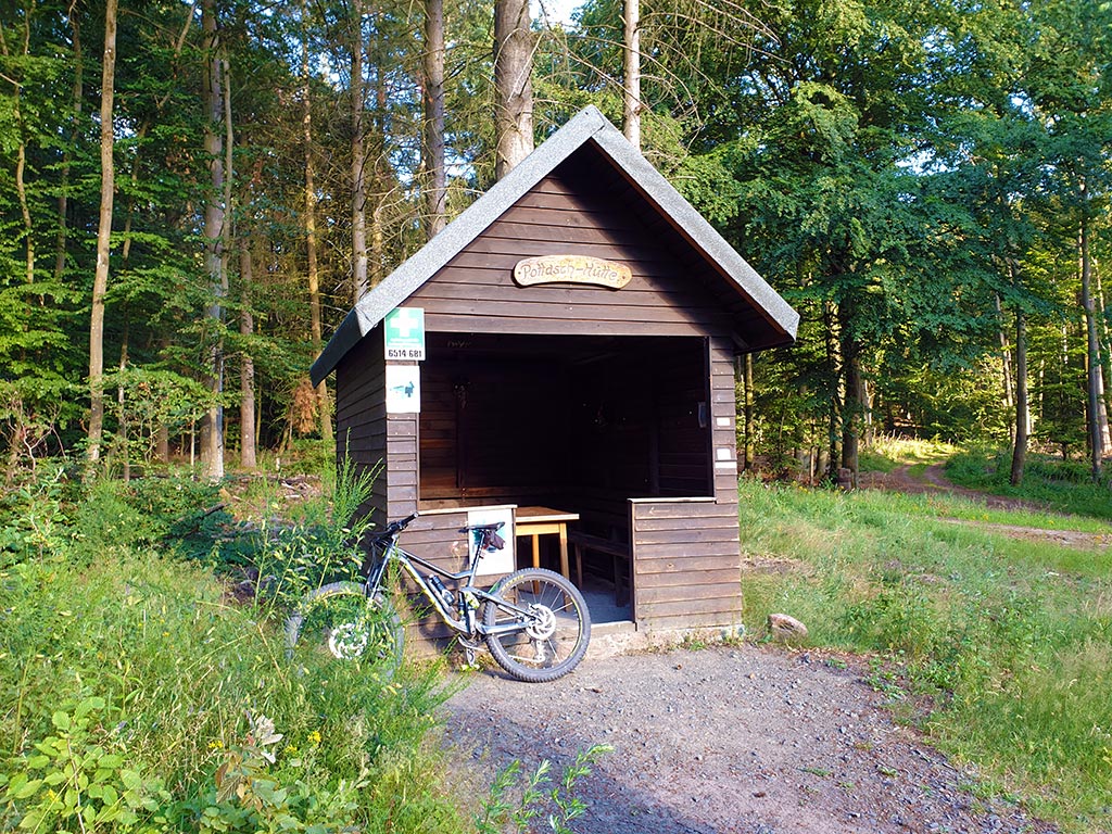 Die Schutzhütte Pottasch-Hütte bei Neidenfels im Pfälzerwald