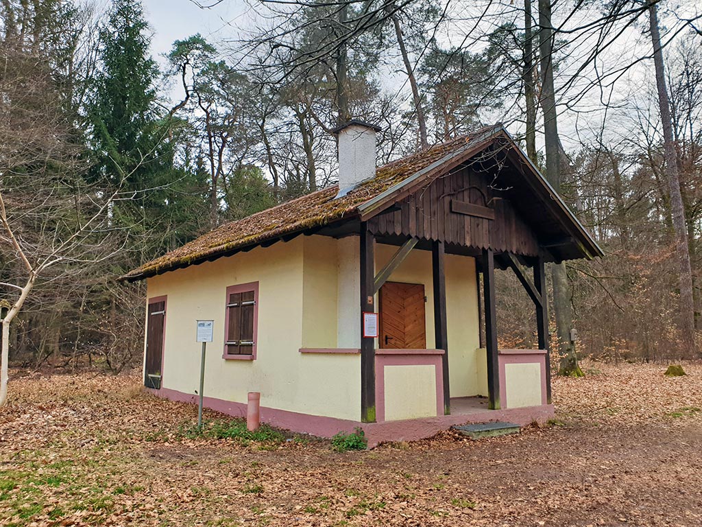 Das Jakobshäuschen auf dem Westwall-Wanderweg bei Schaidt im Bienwald in der Südpfalz