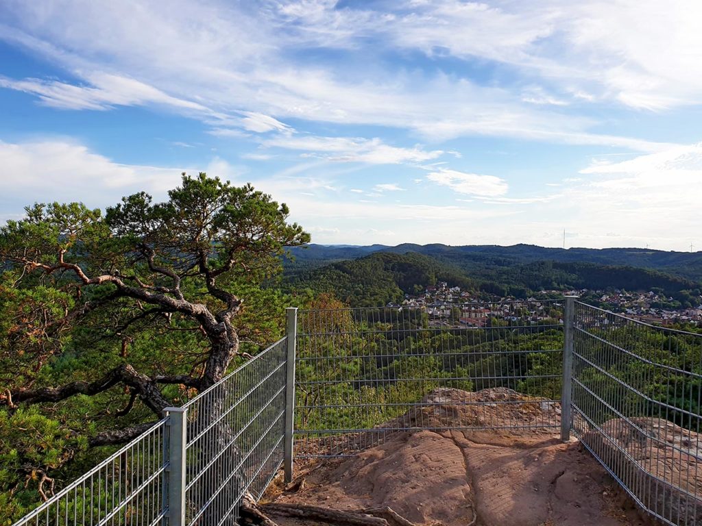Der Rabenfels bei Lemberg im Pfälzerwald in der Südwestpfalz