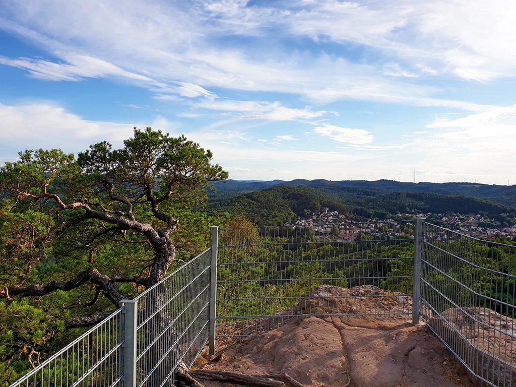 Der Rabenfels bei Lemberg im Pfälzerwald in der Südwestpfalz