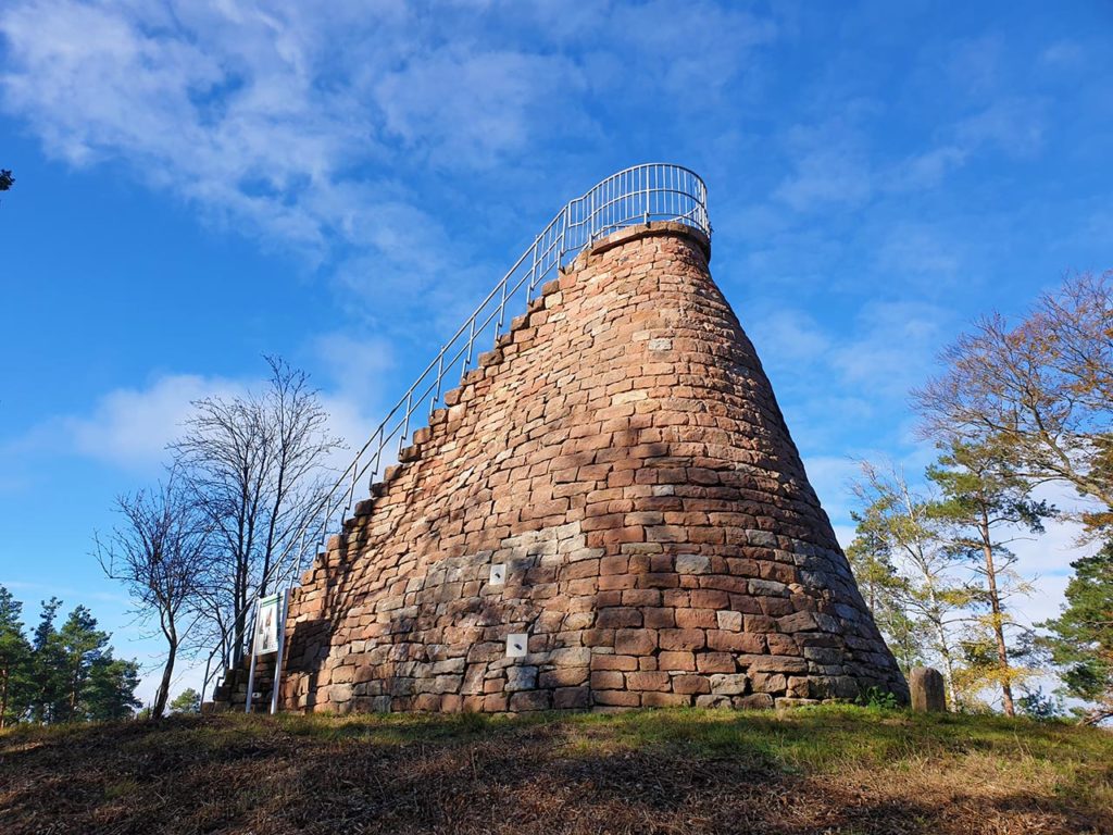 Aussichtsturm Hohenbergturm bei Annweiler am Trifels im Pfälzerwald in der Südpfalz