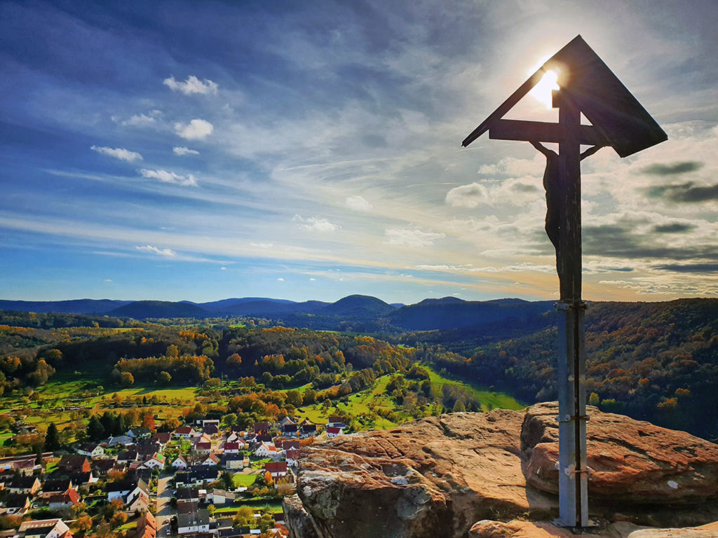 Blick vom Wachtfels auf Wernersberg im Pfälzerwald