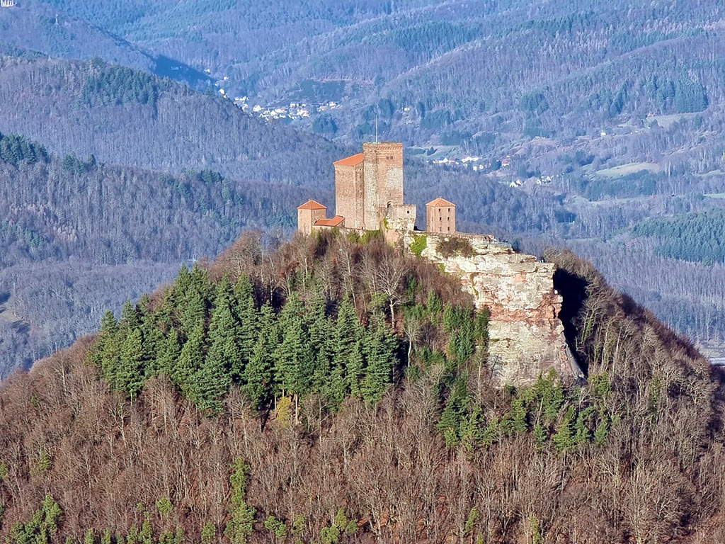 Burg Trifels vom Rehbergturm auf dem Richard-Löwenherz-Weg bei Annweiler im Pfälzerwald