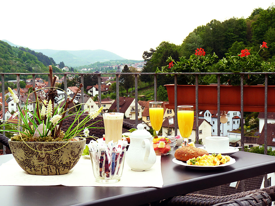 Frühstück auf der Terrasse der Pension Bergterrasse in Annweiler am Trifels in der Südpfalz