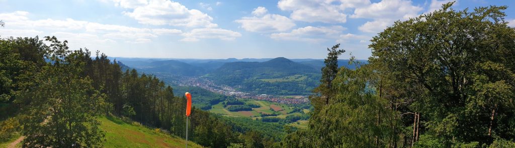 Panoramablick vom Hohenbergturm auf Annweiler am Trifels im Pfälzerwald in der Südpfalz