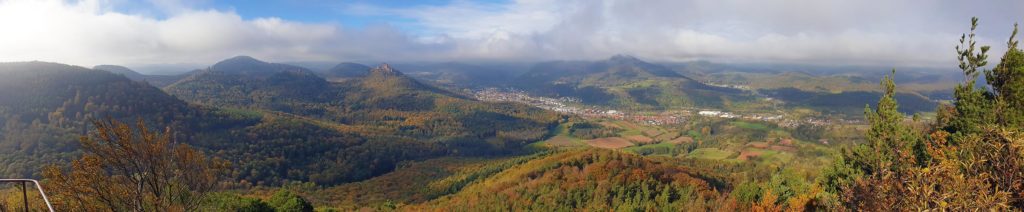 Trifelsblick, Drachenflieger-Abflugrampe auf dem Hohenberg, Schumacherfelsen bei Annweiler - Blick auf die Burgen Trifels, Anebos, Münz und die Pfälzer Berge