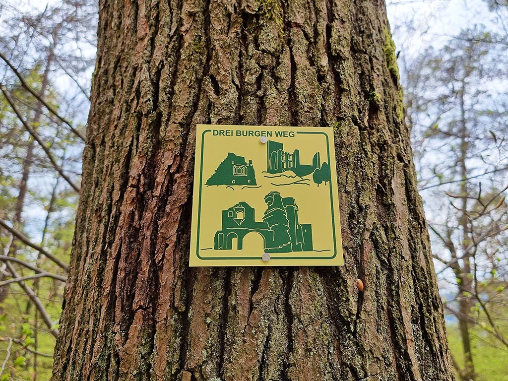 Wegweiser Drei Burgen Weg Ramberg im Dernbachtal im Pfälzerwald in der Südpfalz