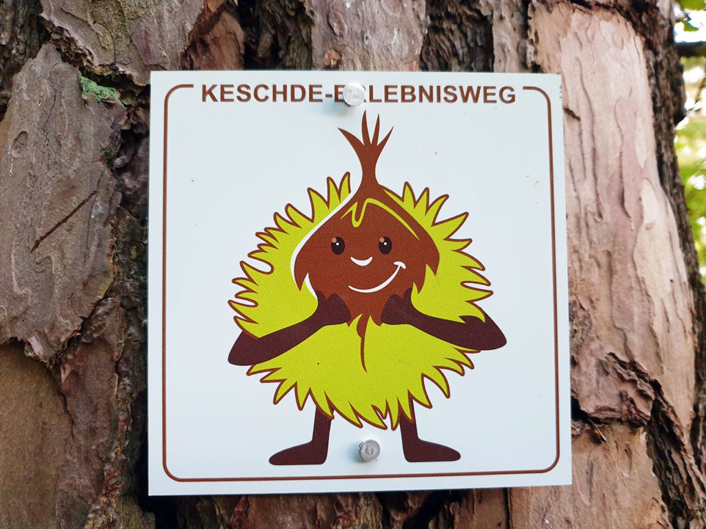 Wegweiser Keschde-Erlebnisweg bei Leinsweiler im Pfälzerwald in der Südpfalz
