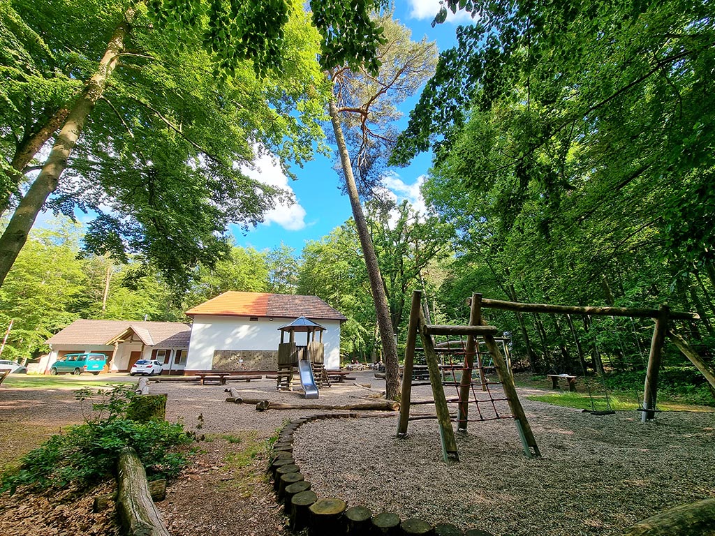 Kinderspielplatz PWV-Hütte Totenkopfhütte bei Maikammer und St. Martin im Pfälzerwald