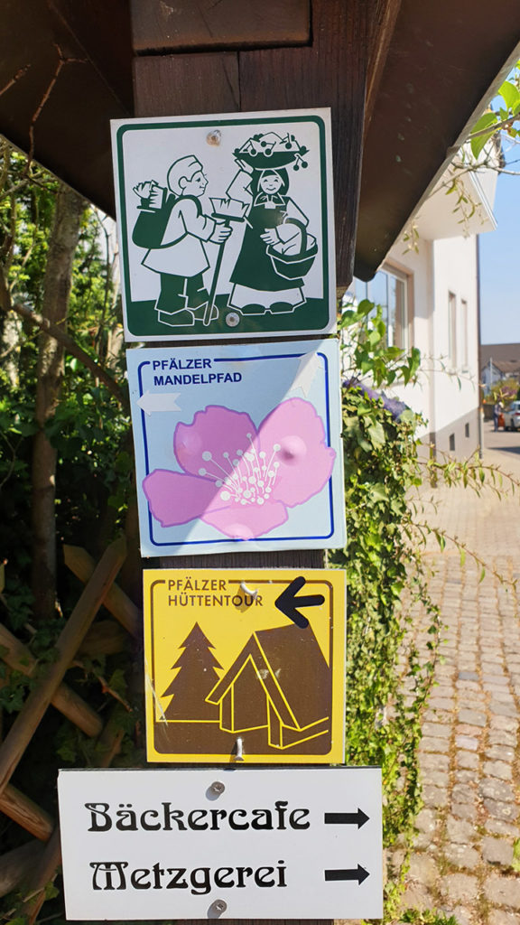 Wegweiser Marktweg, Pfälzer Mandelpfad, Pfälzer Hüttentour in Gleisweiler in der Südpfalz