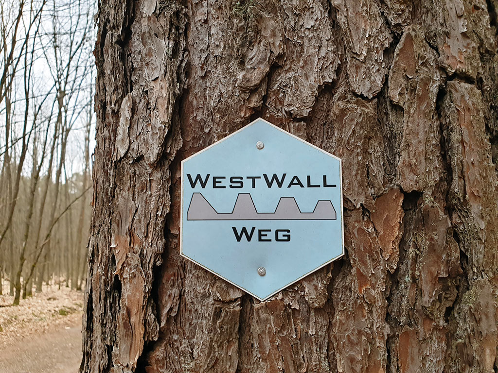 Wegweiser Westwallweg in der Südpfalz