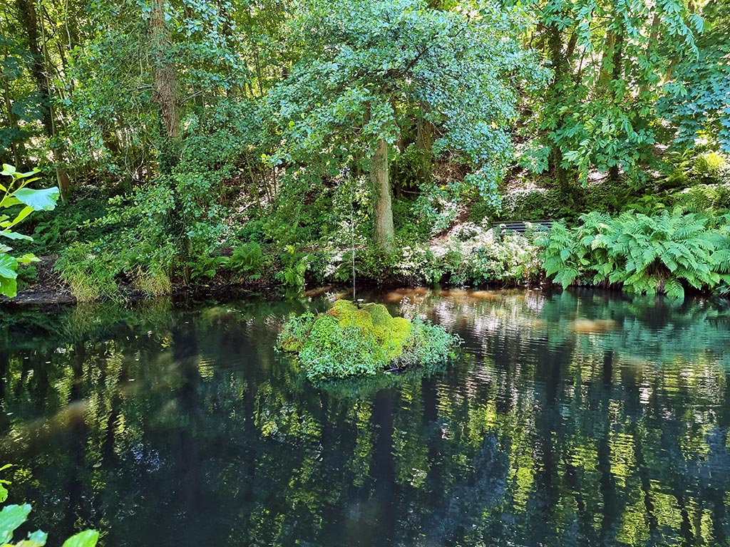 Bellachini-Brunnen mit Teich in St. Martin in der Südpfalz