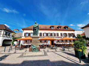 Hotel, Restaurant Zum Goldenen Ochsen mit Denkmal General Jakob Freiherr von Hartmann in Maikammer an der Südlichen Weinstraße