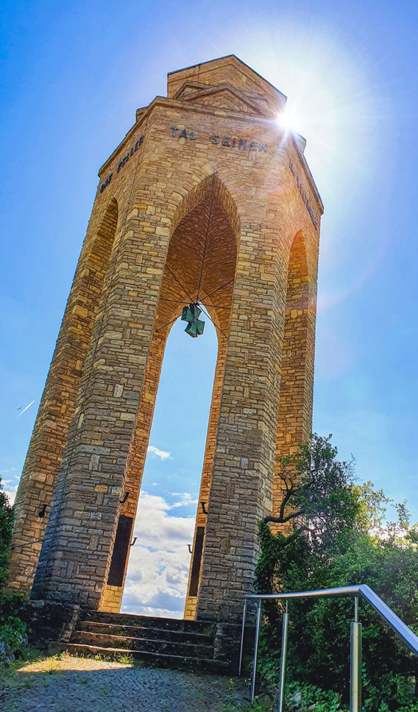 Zellertaler Krieger-Ehrendenkmal am Schwarzen Herrgott an der Panoramastraße bei Mölsheim in der Pfalz