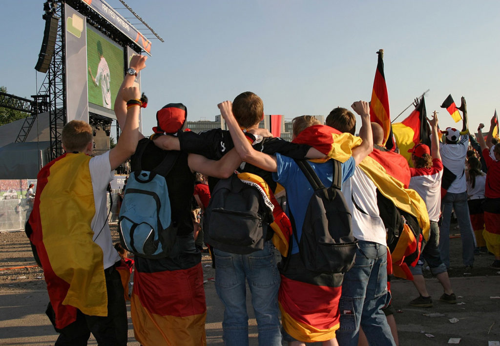 Fußballfans vor dem Fritz-Walter-Stadion - Betzenberg in Kaiserslautern in der Pfalz