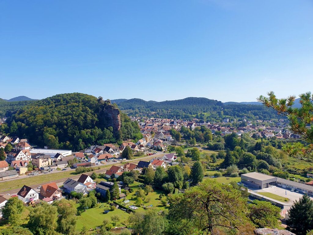 Dahn mit Jungfernsprung vom Sängerfelsen auf dem Felsenland Sagenweg im Pfälzerwald im Wasgau