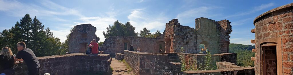 Panorama Burgruine Neudahn auf dem Felsenland Sagenweg bei Dahn im Pfälzerwald im Wasgau