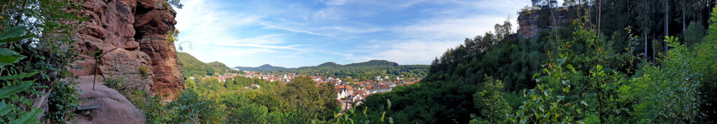 Panorama Dahn - Blick vom Schillerfelsen auf der Kauert-Tour im Dahner Felsenland im Pfälzerwald im Wasgau