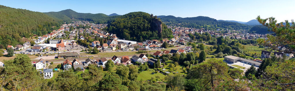 Panorama Dahn vom Sängerfelsen auf dem Felsenland Sagenweg im Pfälzerwald im Wasgau