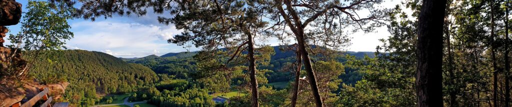 Panorama Höllenfelsen auf der Spirkelbacher Höllenberg-Tour im Pfälzerwald in der Südwestpfalz