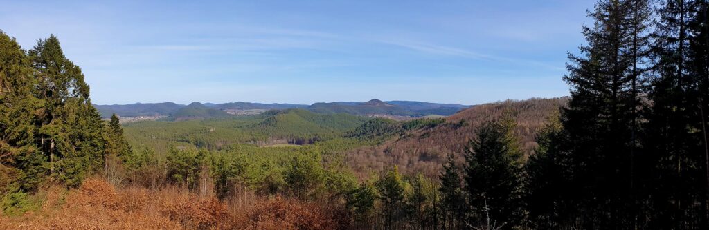 Panorama Schöne Aussicht Eyberg Dahn im Pfälzerwald mit Blick über den Wasgau