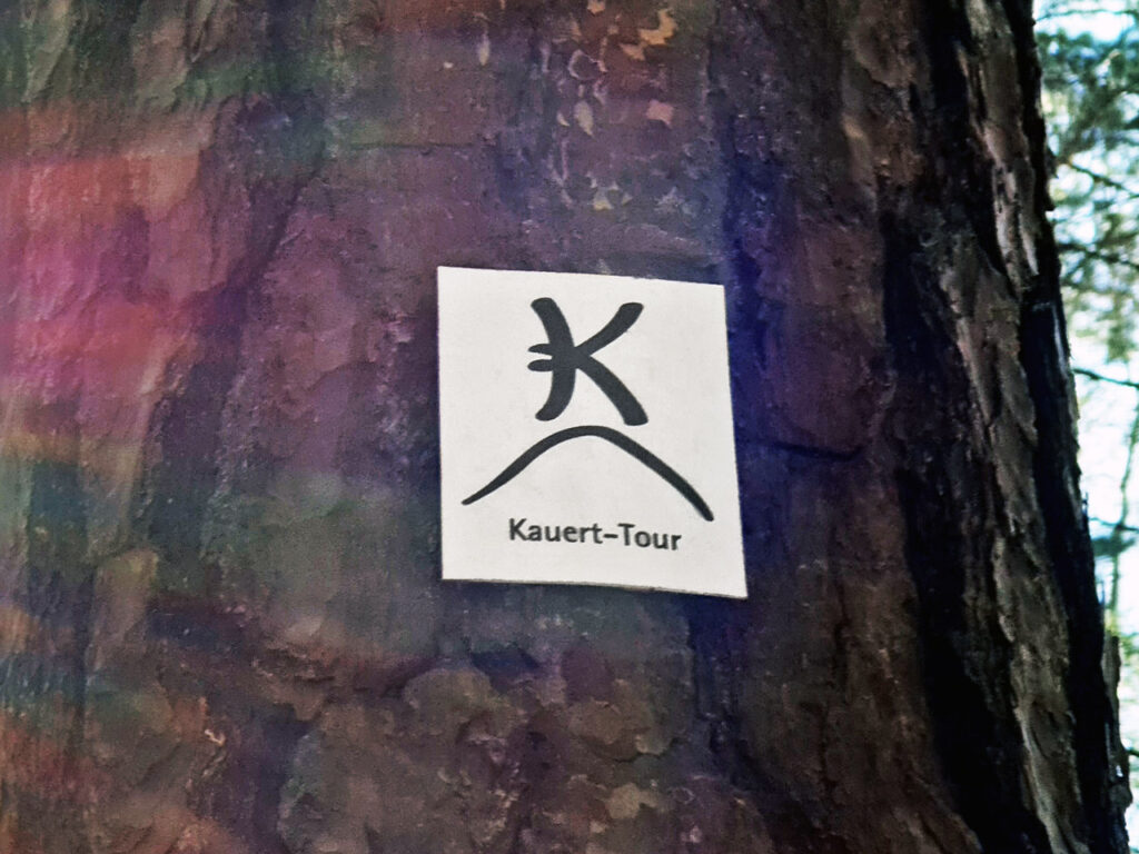 Wegweiser Kauert-Tour im Dahner Felsenland im Pfälzerwald im Wasgau