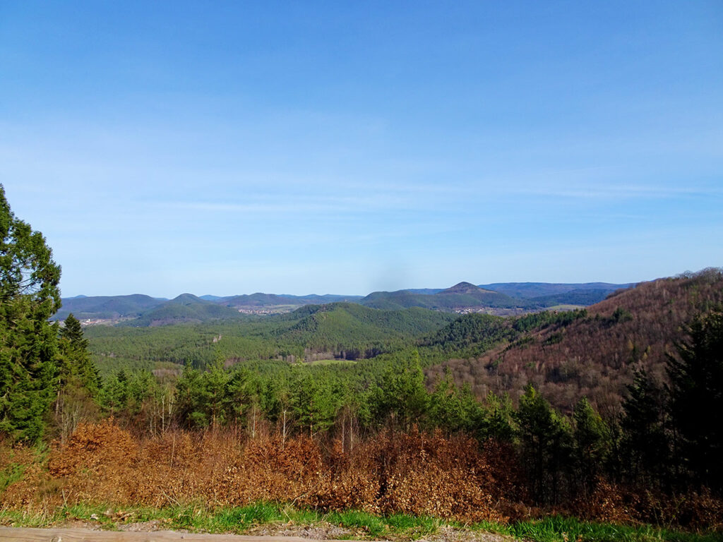 Blick auf Dürrensteine, Schindhard, Busenberg und Bruchweiler-Bärenbach im Dahner Felsenland, Pfälzerwald, Südwestpfalz, Wasgau