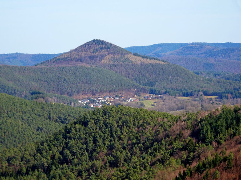 Bruchweiler-Bärenbach unterhalb des Jüngstberg im Dahner Felsenland, Pfälzerwald, Südwestpfalz, Wasgau