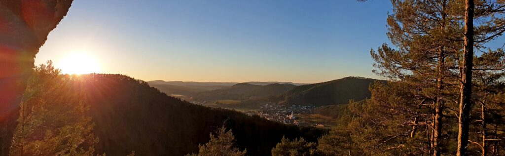 Panorama Eichelbergtürmchen, Hasentisch mit Blick auf Schindhard in Busenberg im Dahner Felsenland, Pfälzerwald, Südwestpfalz, Wasgau