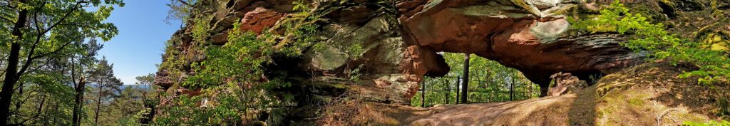 Panorama Felsentor auf dem Busenberger Holzschuhpfad im Pfälzerwald in der Südwestpfalz, Wasgau