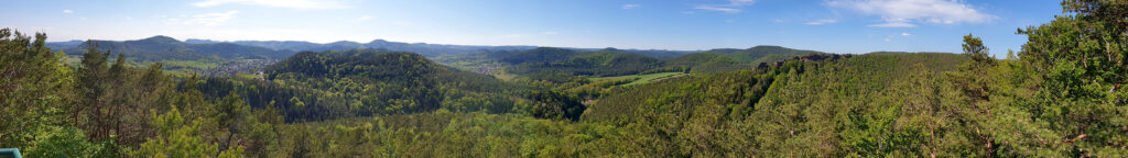 Panoramablick vom Löffelsberg auf Busenberg, Schindhard, Bärenbrunnertal und Pferchfeldfelsen im Pfälzerwald in der Südwestpfalz, Wasgau