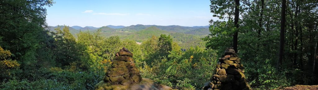 Panorama Steinpyramiden am Rastplatz auf dem Löffelsberg - Busenberger Holzschuhpfad im Pfälzerwald in der Südwestpfalz, Wasgau