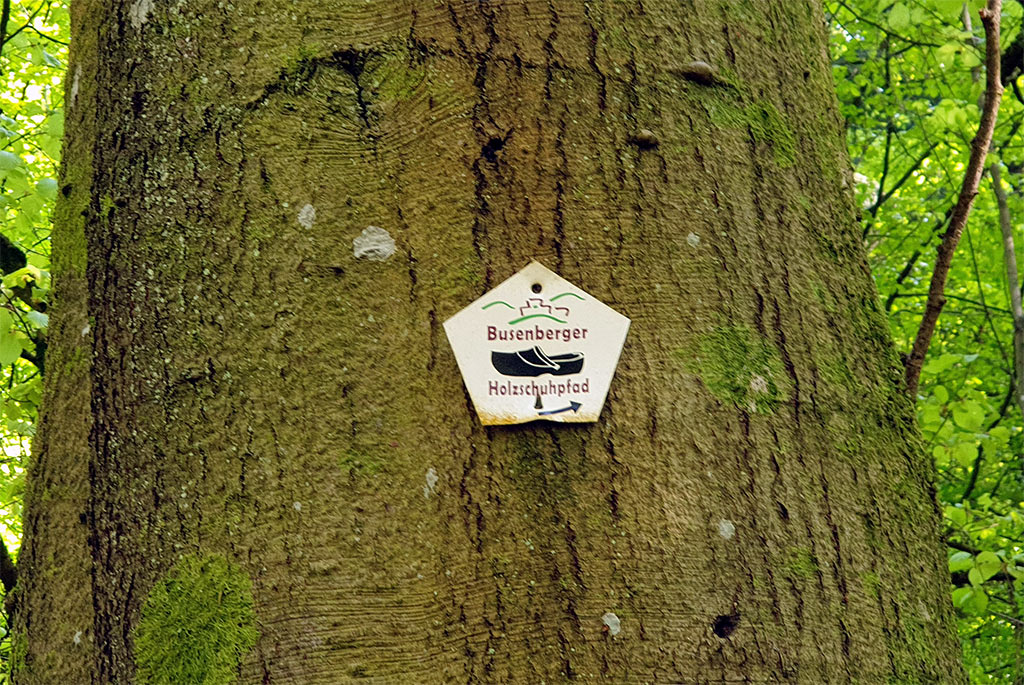 Wegweiser Busenberger Holzschuhpfad im Pfälzerwald in der Südwestpfalz, Wasgau
