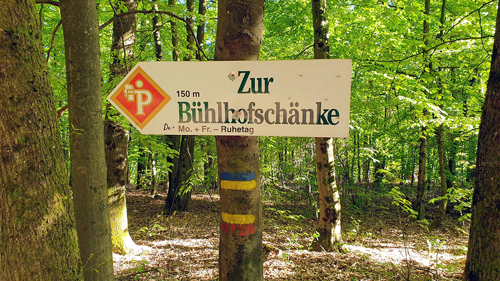 Wegweiser Zur Bühlhofschänke in Oberschlettenbach auf dem Busenberger Holzschuhpfad im Pfälzerwald in der Südwestpfalz, Wasgau