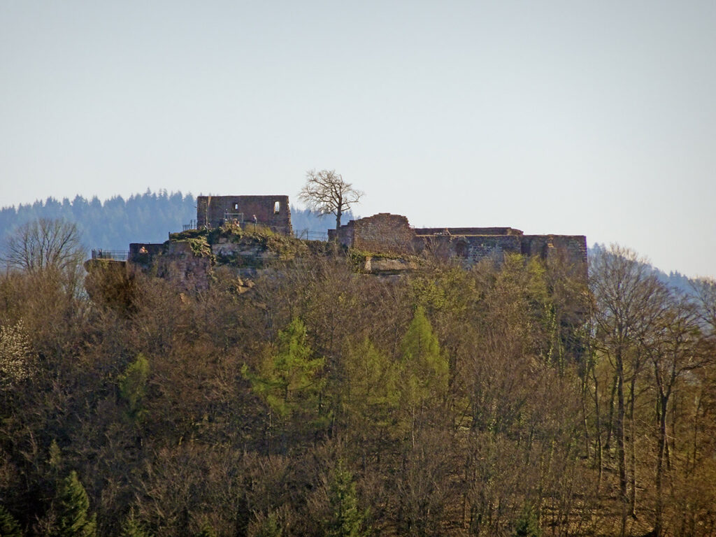 Burgruine Lindelbrunn vom Aussichstpunkt Immersberg bei Darstein im Dahner Felsenland, Pfälzerwald, Wasgau in der Südwestpfalz