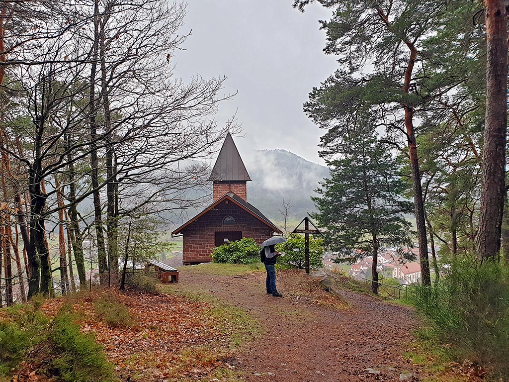 Friedenskapelle in Birkenhördt im Pfälzerwald in der Südpfalz