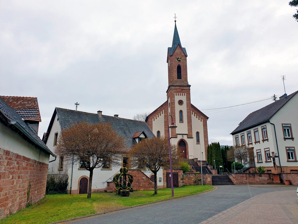 Die katholische Kirche St. Gallus in Birkenhördt in der Pfalz