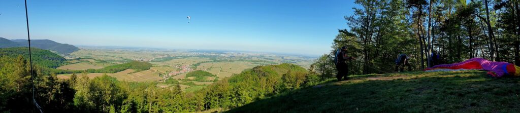 Panorama Föhrlenberg bei Leinsweiler - Blick auf Ranschbach und Paragleiter, Gleitschirmflieger, Südliche Weinstraße, Pfalz