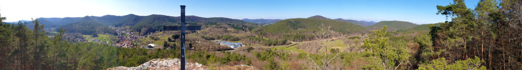 Panorama Hockerstein, Wachtfels mit Blick auf Schwanheim im Dahner Felsenland, Pfälzerwald, Wasgau in der Südwestpfalz