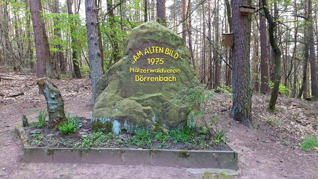 PWV-Ritterstein Nr. 194 "Am alten Bild" auf dem Dornröschen-Rundwanderweg und Gebrüder Grimm Märchenweg bei Dörrenbach im Pfälzerwald in der Südpfalz